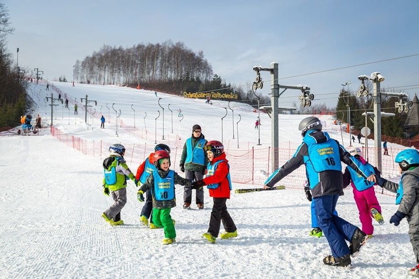 Półkolonie zimowe w Szwajcarii Bałtowskiej. Dzieci szaleją na stoku narciarskim [ZDJĘCIA]