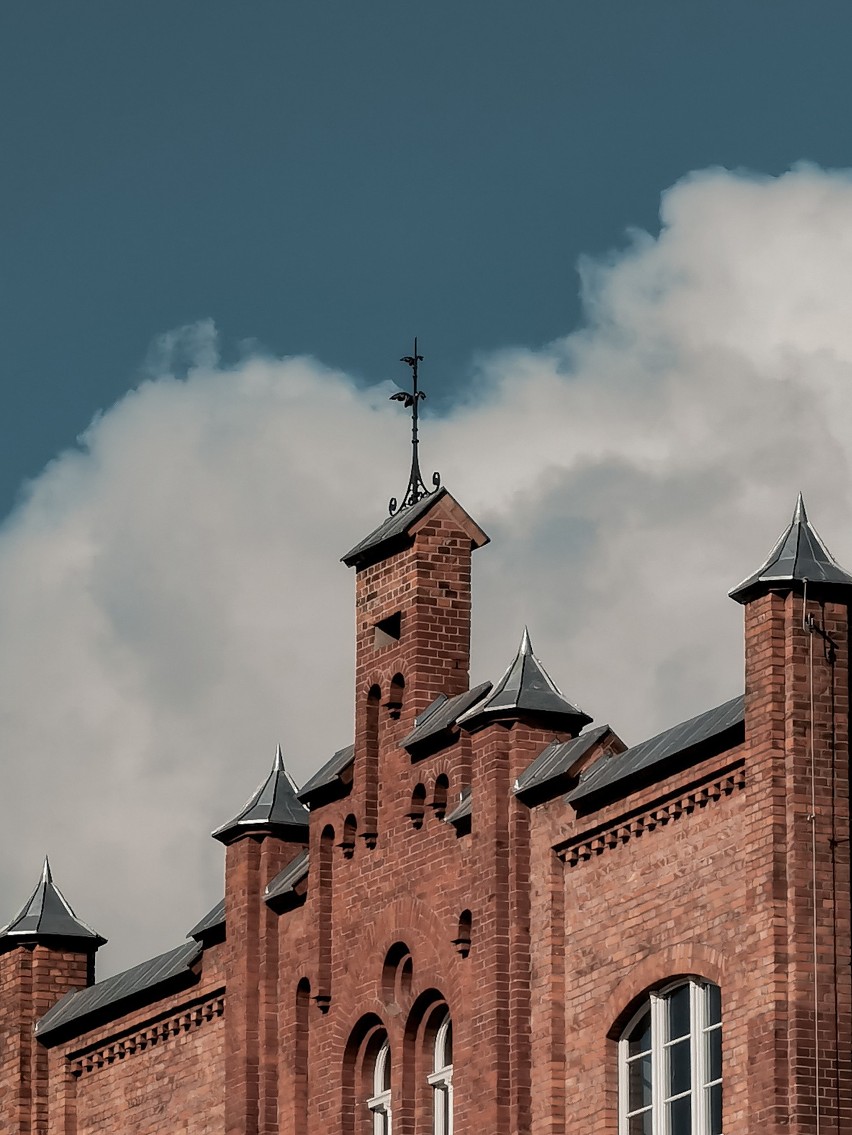 Historyczny budynek Dyrekcji w Stoczni Cesarskiej w Gdańsku pięknieje! Teraz będzie pełnił rolę biurowca [ZDJĘCIA]