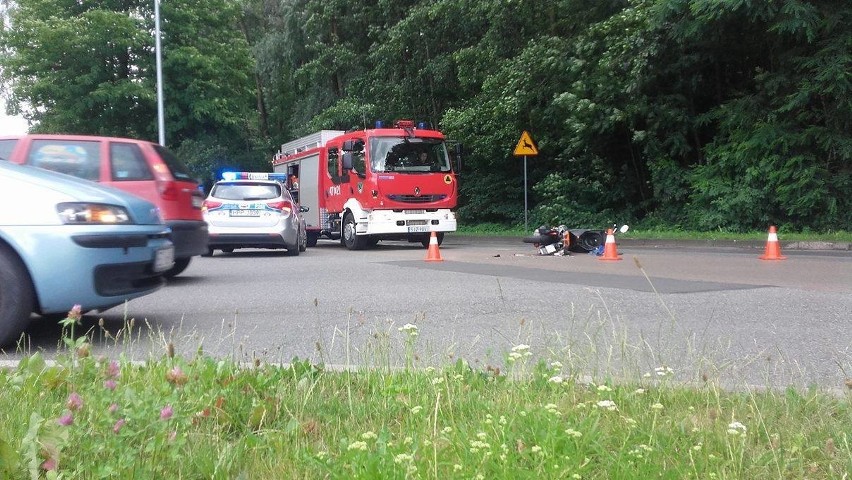 Groźny wypadek w Jastrzębiu. Motorowerzysta trafił do...