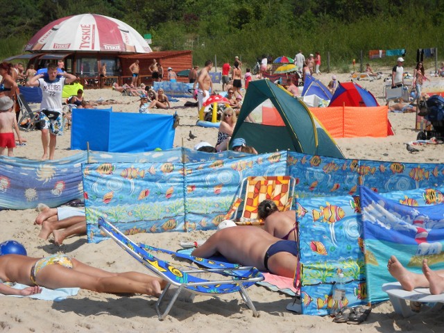 Ustawianie parawanów na plaży to typowo polski obyczaj. Ale tak bardzo zaczął się upowszechniać, że podzielił turystów na zwolenników i przeciwników. Już w ubiegłym roku przeciwnicy ich stawiania ukuli termin „parawaning”