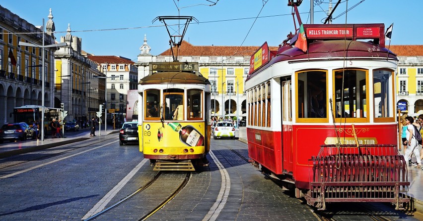 Lizbona to prawdziwie wakacyjny cel podróży, który będziemy...