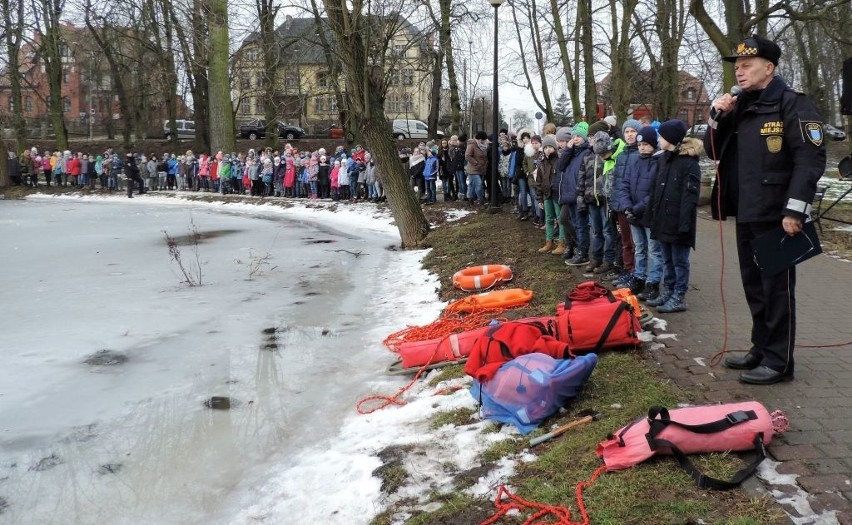 Pokazali dzieciom z Mogilna czym grozi wchodzenie na lód [zdjęcia]