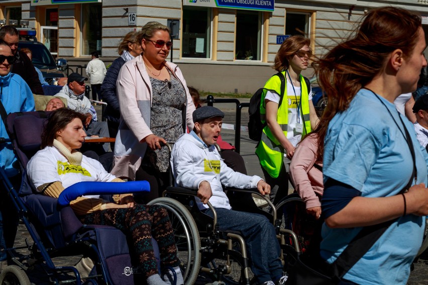 Marsz Godności Osób Niepełnosprawnych przeszedł ulicami Białegostoku. Maszerowało ponad tysiąc osób [ZDJĘCIA, WIDEO]