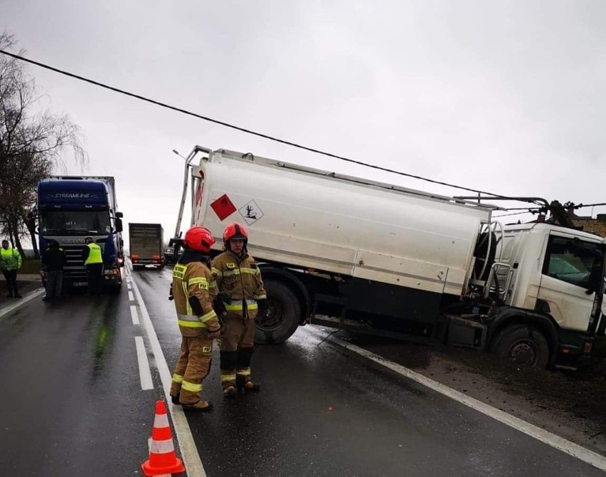 Wypadek na DK 61. Ciężarówka uderzyła w słup (zdjęcia)