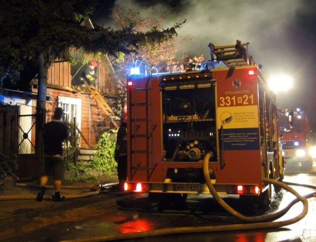 W czwartek po godzinie 21 strażacy walczyli z ogniem, który pojawił się na poddaszu drewnianego domu jednorodzinnego przy ulicy Gajowej.