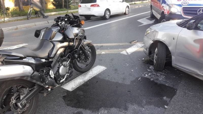 Wypadek w Nowym Sączu. Na ul. Tarnowskiej zderzyły się motocykl z autem. Jedna osoba w szpitalu