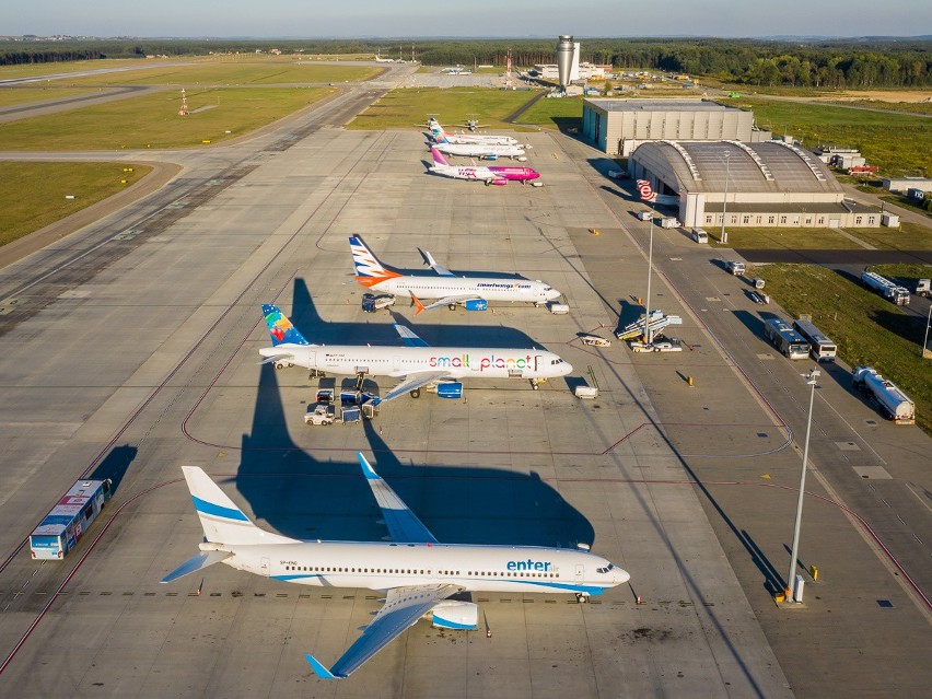 Nowy i stary, wyremontowany hangar techniczny w Pyrzowicach