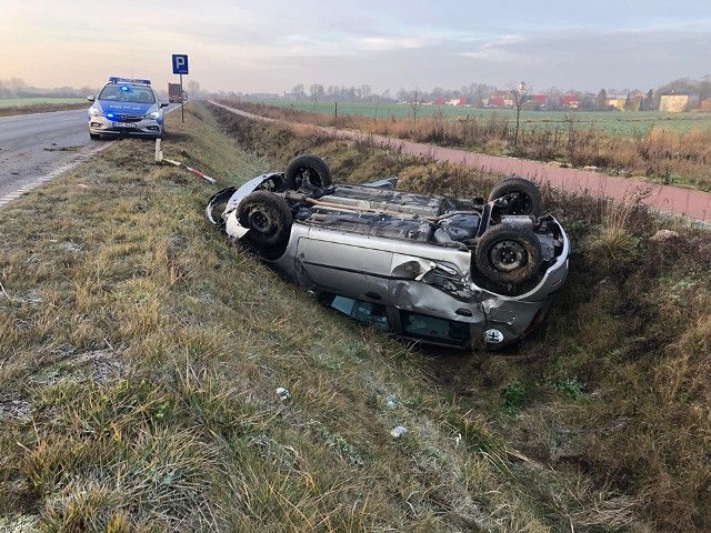 Niedostosowanie prędkości do warunków na drodze - to wstępna przyczyna zdarzenia, do którego doszło dziś (14 stycznia) na obwodnicy Mroczy. Samochód osobowy dachował i wylądował w rowie. - Ze wstępnych informacji wynika, że 49-letnia kobieta kierująca fiatem punto nie dostosowała prędkości do warunków na drodze - mówi podkom. Justyna Andrzejewska z Komendy Powiatowej Policji w Nakle nad Notecią. - W efekcie pojazd  wpadł w poślizg. Zjechał do rowu i dachował.Kierująca fiatem punto, mieszkanka Lubina, została pouczona i przewieziona do szpitala na obserwację.