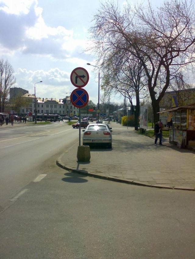 Tak zaparkowane pojazdy zasłaniają widoczność wyjeżdżającym z ulicy Planty w Radomiu.