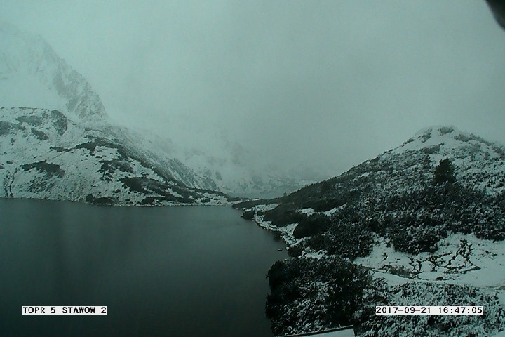 Na Krupówkach ulewy, w Tatrach mocno sypnęło śniegiem