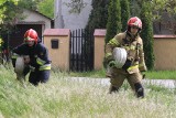 Dwa samochody i siano spłonęły - pożar w podbydgoskim Jarużynie