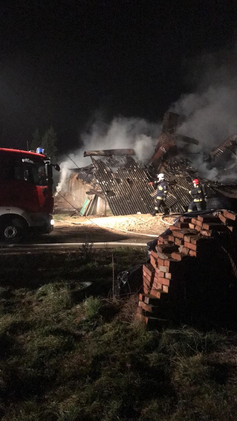 Pożar w Komorsku w powiecie świeckim. Spłonął dom. Trzyosobowa rodzina trafiła do szpitala [zdjęcia]