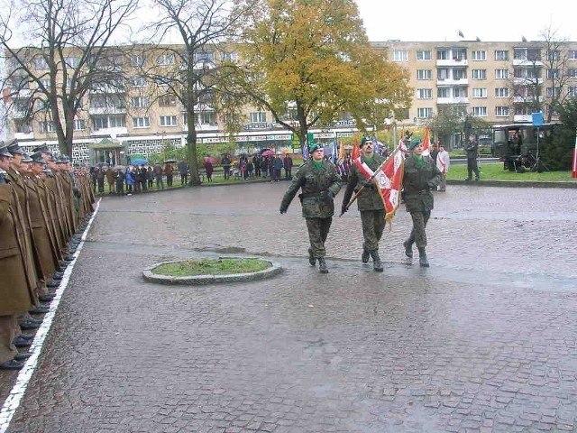 Ostatni salut, poczet sztandarowy złożony z ppor. Pawła Wrońskiego, st. chor. sztab. Wiesława Ucha oraz sierż. sztab. Jarosława Ziomka podczas przemarszu wzdłuż pododdziałów.