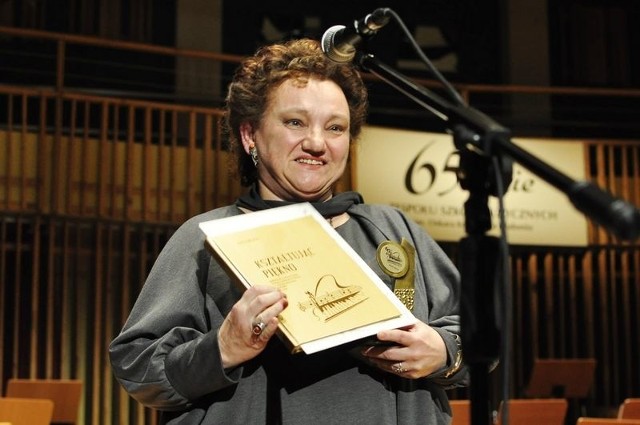 Izabella Mosańska prezentuje swą monografię ze sceny podczas uroczystego koncertu w Sali imienia Krzysztofa Pendereckiego