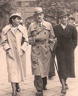Gen. Karnicki z córkami na ul. Gdańskiej z Bydgoszczy - z lewej Neka, z prawej Mara