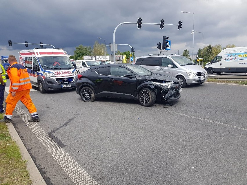 Pijany kierowca rozbił samochód o słup sygnalizacji świetlnej! ZDJĘCIA