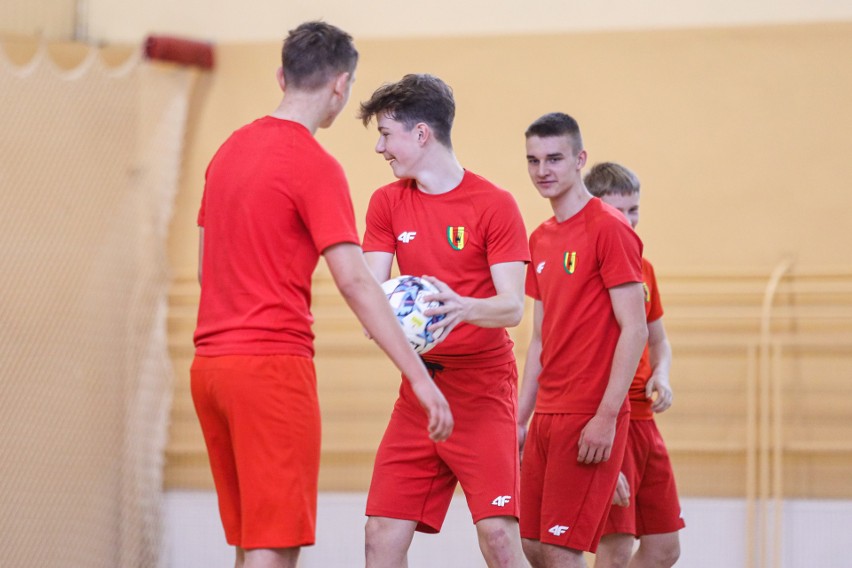 Młodzi piłkarze Korony z okazji Dnia Dobrych Uczynków zagrali w Kielcach mecz towarzyski z wolontariuszami z Ukrainy. Zobacz zdjęcia