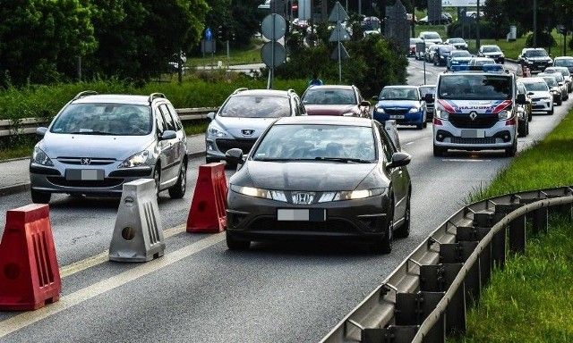 Na wiaduktach Warszawskich wciąż obowiązują ograniczenia, m.in. prędkość do 30 km/h.