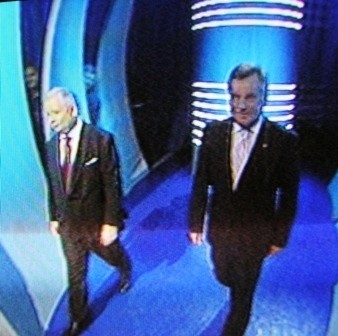 Premier i były prezydent wchodzą na debatę do studia telewizyjnego na Woronicza