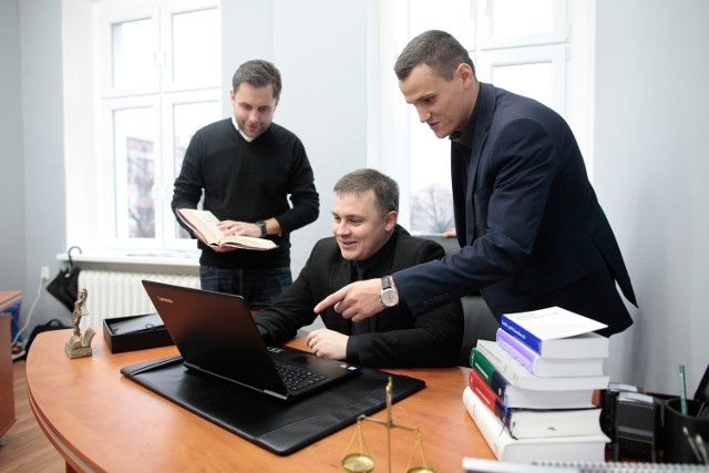 Od lewej Michał Wojczyszyn (menedżer inkubatora), Tomasz Orgacki i Rafał Stadnicki, prowadzący w nim kancelarie prawne.