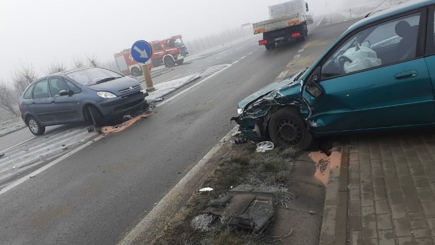 Dwa rozbite samochody w Belsku Małym: citroen i toyota...