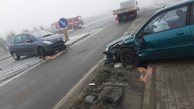 Dwa rozbite samochody w Belsku Małym: citroen i toyota wylądowały na poboczu drogi.