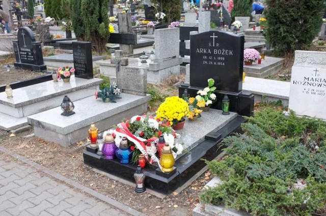 Wielkie nazwiska na cmentarzach w Katowicach. Cmentarze przy Francuskiej i Sienkiewicza.Zobacz kolejne zdjęcia. Przesuwaj zdjęcia w prawo - naciśnij strzałkę lub przycisk NASTĘPNE