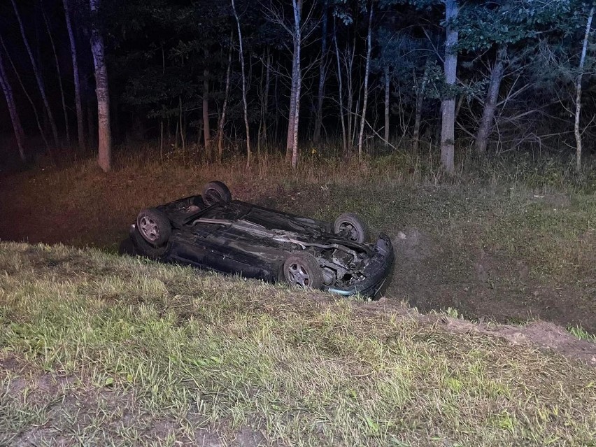 Wypadek na drodze krajowej w Osieku w powiecie staszowskim. W aucie dwóch Ukraińców. Żaden nie przyznaje się do kierowania