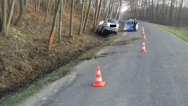 W miejscowości Zagorzyce 20-latek kierując oplem wypadł z drogi i uderzył w drzewo. Mężczyzna został przewieziony do szpitala. W sobotę policjanci pracowali na miejscu zdarzenia drogowego w miejscowości Zagorzyce. Ze wstępnych ustaleń funkcjonariuszy wynika, że 20-letni kierujący oplem zjechał z drogi i uderzył w przydrożne drzewo.Mężczyzna został przewieziony do szpitala. Badanie alkomatem wykazało, że był trzeźwy.Funkcjonariusze ustalają dokładne przyczyny tego zdarzenia.