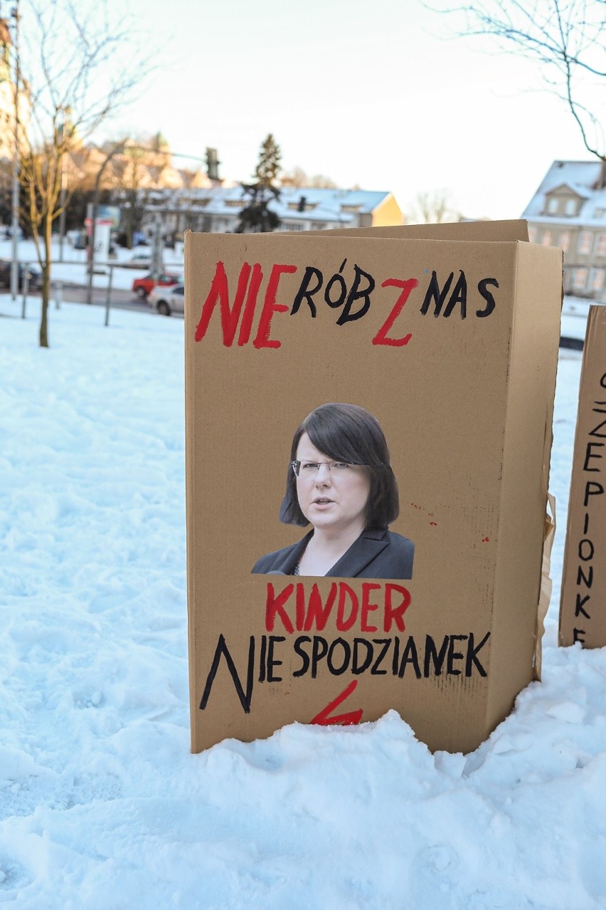 Protest "W imię demokracji" na placu Solidarności w Szczecinie. "Już niewiele wolnych instytucji zostało" - 13.02.2021
