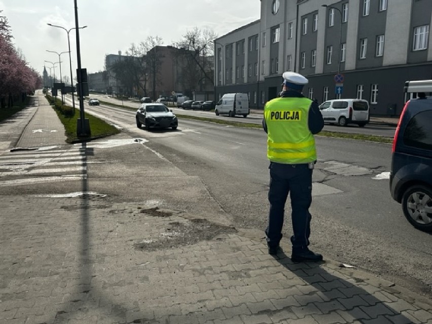 Niecodzienne efekty akcji „Bezpieczny Pieszy” w Sosnowcu. Policjanci zatrzymali poszukiwanego przez mysłowicki sąd 22-latka