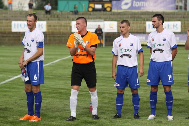 Piłkarze MKS-u (od lewej: Tomasz Kazimierowicz, Krzysztof Stodoła, Rafał Niziołek i Maciej Wilusz)  trzy razy z rzędu zaprezentują się własnym kibicom.