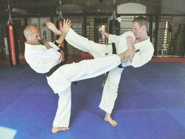 Walczą Eliasz Madej i jego syn Tomek, a w tle nowe "dojo&#8221;. Obaj są dowodem na to, że karate nie jest tylko jedną z wielu sztuk walki.