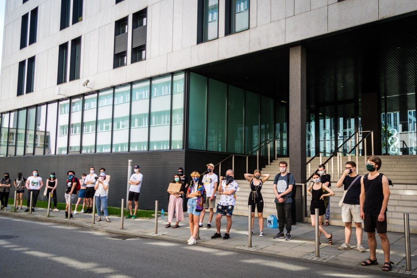 Protest zorganizowano po siedzibą Prokuratury Okręgowej