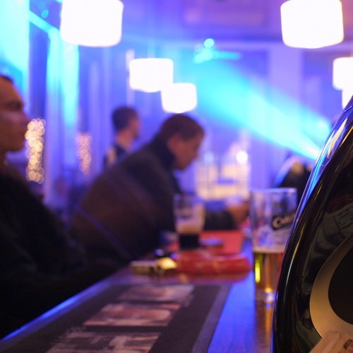 Hałas zagraża pracownikom pubów, którzy każdego dnia przez wiele godzin przebywają w strefie nadmiernego hałasu
