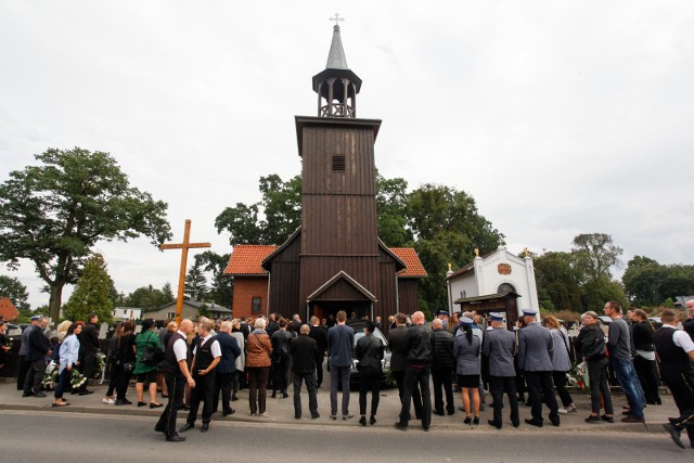 Wojciech Wesołowski, były siatkarz Chemika Bydgoszcz a od kilku lat policjant z Solca Kujawskiego zmarł po ponad miesięcznej ciężkiej chorobie w środę (13 września). Jego pogrzeb odbył się w Żołędowie.Wesołowski od ponad miesiąca leżał w szpitalu. Zachorował nagle. W ciągu kilku dni choroba sparaliżowała jego ciało. Informację o stanie zdrowia Wojciecha Wesołowskiego poprzez portale społecznościowe na bieżąco podawała małżonka. Zwróciła się z prośbą o oddawanie krwi, ponieważ Wojtek musiał mieć robione transfuzje. Jej apel odbił się bardzo szerokim echem nie tylko w świecie siatkówki, ale także policji, w której Wojtek pracował po skończeniu kariery. "Wesy" długo był podłączony do respiratora. Po kilku transfuzjach jego stan się trochę poprawił i była nadzieja, że będzie wracał do zdrowia. Niestety, w nocy z wtorku na środę (13 września) Wojtek zmarł. Miał 44 lata.