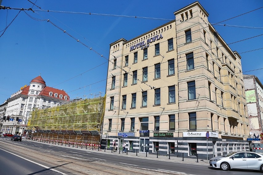 Hotel Grand przy Dworcu Głównym znika. Trwa rozbiórka obiektu (ZDJĘCIA) 