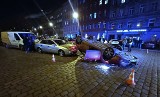 Dachowanie w centrum Wrocławia. Siedem rozbitych aut i jedna osoba ranna