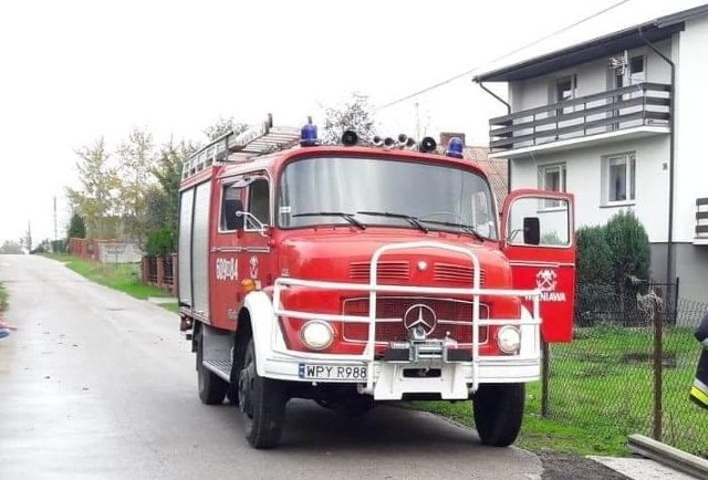 Druhowie z Ochotniczej Straży Pożarnej w Wieniawie w sobotę pompowali wodę z podtopionej posesji w Kochanowie Wieniawskim.