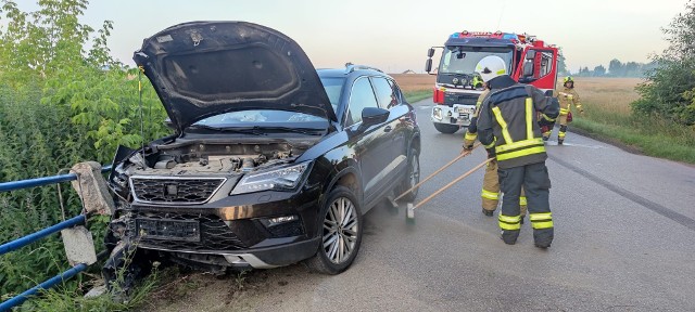 Auto wjechało w mostek drogowy w gminie Czyżew.