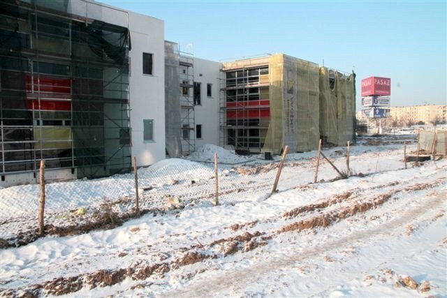 Przedszkole i żłobek na Ślichowicach miały być gotowe w tym roku, ale nie będą. Nie ma jeszcze zewnętrznej elewacji, części dachu, wnętrze budynku nie zostało wykończone.