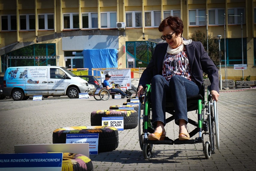 Wrocław: Urzędnicy na wózkach inwalidzkich. Przekonali się jak to jest