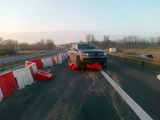 W czwartek, 21 marca przed mostem na S3 w Cigaciach zderzyły się jeep i volkswagen. Droga w kierunku Sulechowa została zablokowana. Kierujący jeepem jechał w kierunku Sulechowa. Na tzw. zwężce przed budowanym wiaduktem jadąc za szybko chciał wyprzedzić volkswagena. Nie zdążył i jeep wpadł na ogranicznik i uderzył jeszcze w volkswagena. Na miejscu jest zielonogórska policja. Nikomu na szczęście nic się nie stało. – Zderzenie zostało zakwalifikowane jako kolizja – mówi podinsp. Małgorzat Stanisławska, rzeczniczka zielonogórskiej policji.Na wąskiej drodze jechał 118 km/h za szybko. Stracił prawo jazdy. WIDEO: