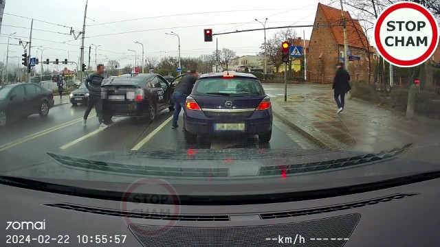Szarpanina na skrzyżowaniu ul. Pułaskiego i Traugutta. Pasażerowi taksówki puściły nerwy i próbował pobić kierowcę opla. Zobaczcie nagranie.