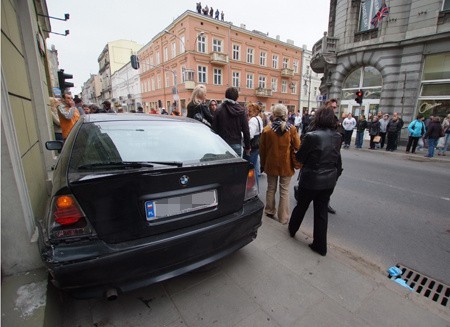 BMW uderzone przez policyjne auto wjechało 
w przechodniów