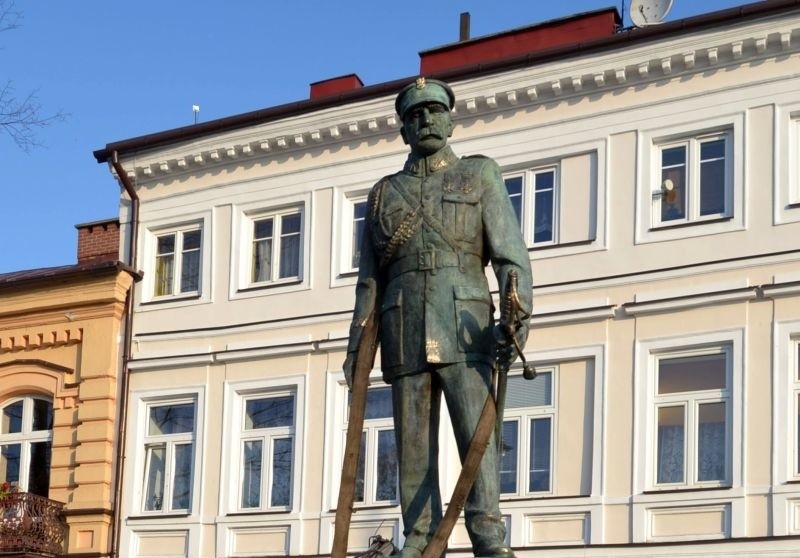 Pomnik marszałka ustawiono 10 października 2014 na...
