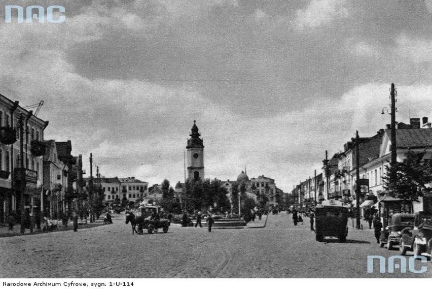 Rynek Tadeusza Kościuszki. W głębi widoczny ratusz miejski....