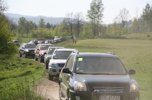 Kawalkada terenowych Kia na zlocie