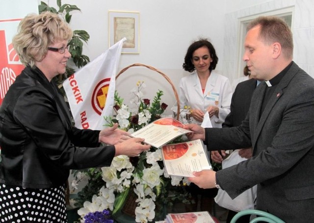 Podziękowanie z rąk księdza Roberta Kowalskiego, zastępcy dyrektora Caritas Diecezji Radomskiej otrzymała Bernarda Miros, koordynatorka akcji w parafii Zakrzew.