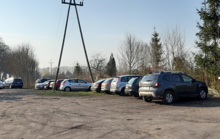 Parkingi przy działkach w stronę Bierkowa były zapełnione...